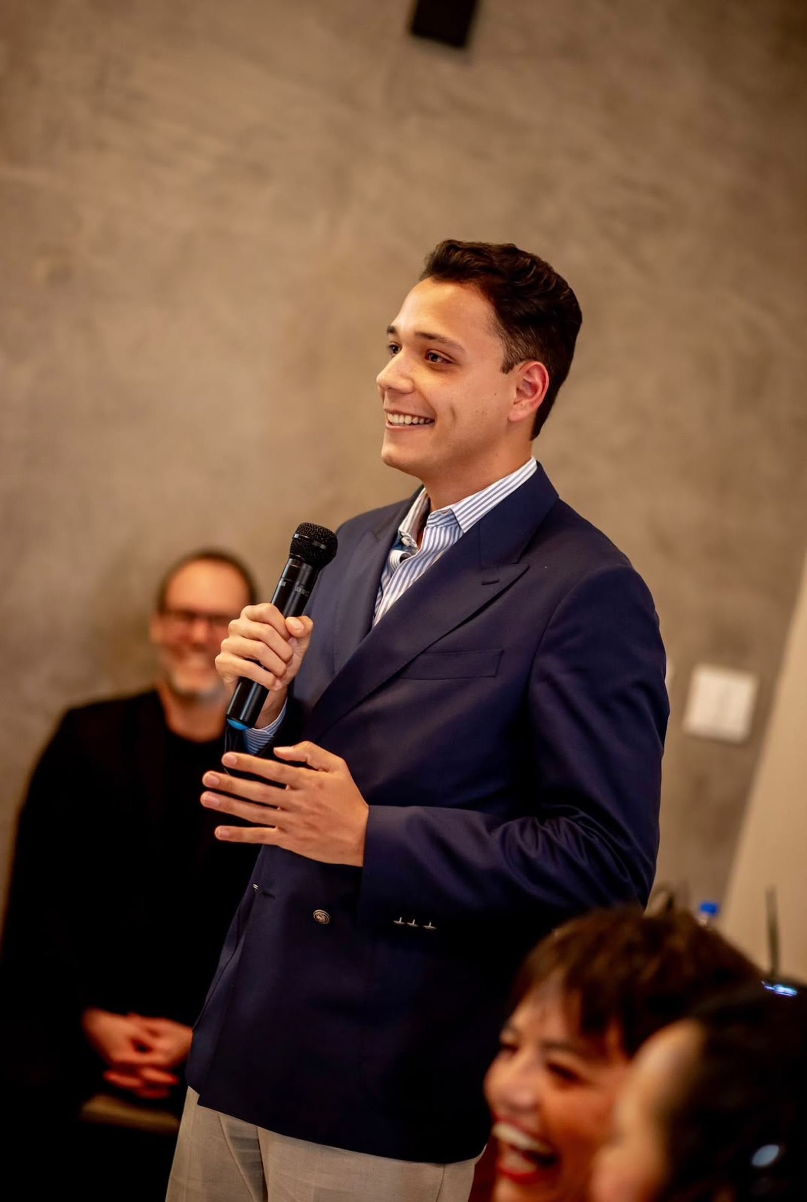 Giancarlo da Silva, advogado, sorrindo durante uma apresentação